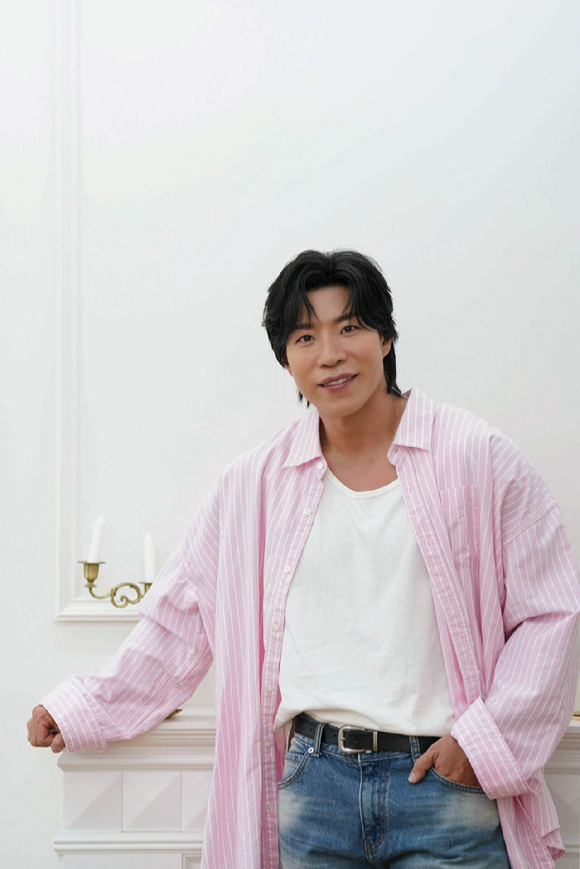 배우 태원석이 JTBC 토일드라마 '굿보이' 종영 인터뷰에 앞서 포즈를 취하고 있다. [사진=스토리제이컴퍼니]