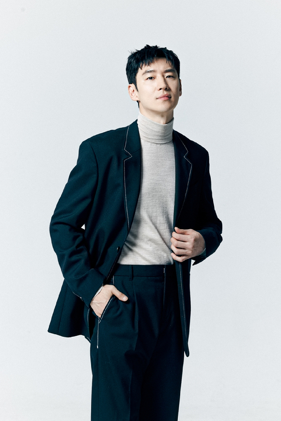 배우 이제훈이 SBS 금토드라마 '모범택시3' 인터뷰에 앞서 포즈를 취하고 있다. [사진=컴퍼니온]