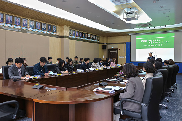 오늘 3층 간담회장에서 사무국 직원 대상으로 한국산업기술원에서 주관하는 후반기 의회 개원 준비를 위한 특강을 하고 있다. [사진=평택시의회]