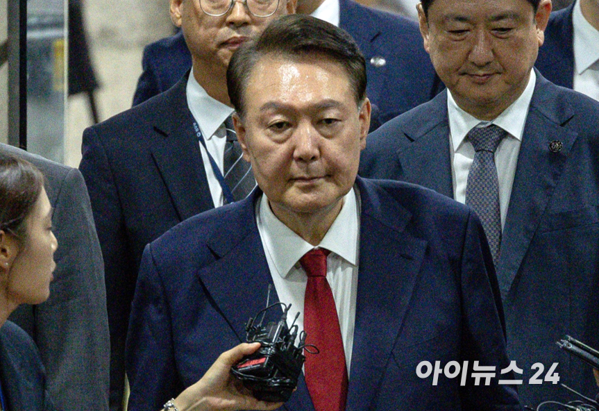 12.3 비상계엄 사태 관련 내란 혐의를 받는 윤석열 전 대통령이 지난 7월 9일 서울 서초구 서울중앙지방법원에서 구속 전 피의자 심문(영장실질심사)을 마치고 대기 장소인 서울구치소로 이동하고 있다. 2025. 7. 9. [사진=곽영래 기자]