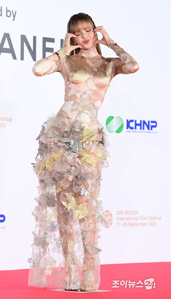 블랙핑크 리사가 17일 오후 부산광역시 해운대구 영화의 전당에서 열린 제30회 부산국제영화제 개막식 레드카펫 행사에 참석하고 있다. [사진=정소희 기자]