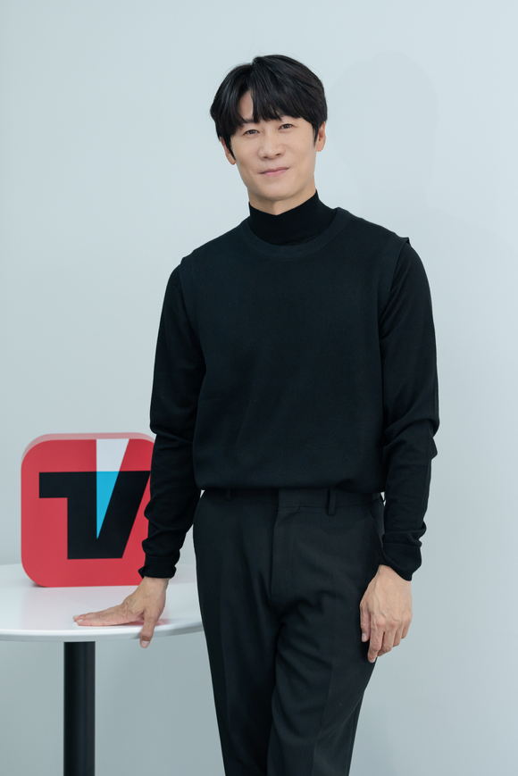 배우 진선규가 티빙 오리지널 '몸값' 인터뷰에 앞서 포즈를 취하고 있다. [사진=티빙]