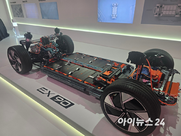 볼보자동차코리아가 1일 인천 인스파이어 리조트에서 'EX90'을 공개하고 있다. [사진=김종성 기자]