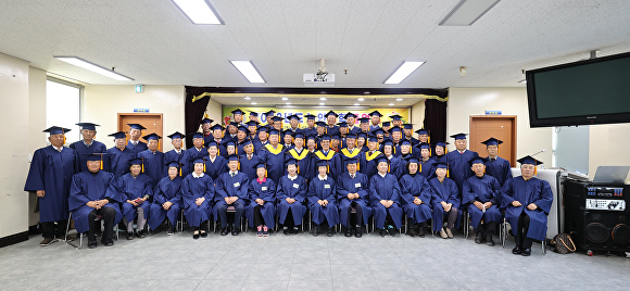 2일 '성주군 노인대학 졸업식' 후 졸업생들이 기념촬영을 하고 있다. [사진=성주군]