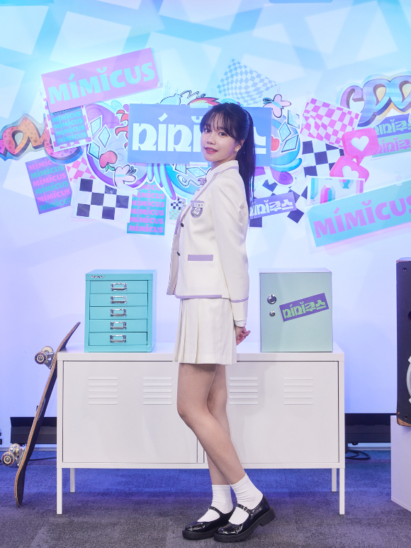 가수 조유리가 22일 온라인으로 진행된 플레이리스트 드라마 '미미쿠스' 제작발표회에 참석해 포즈를 취하고 있다. [사진=플레이리스트]