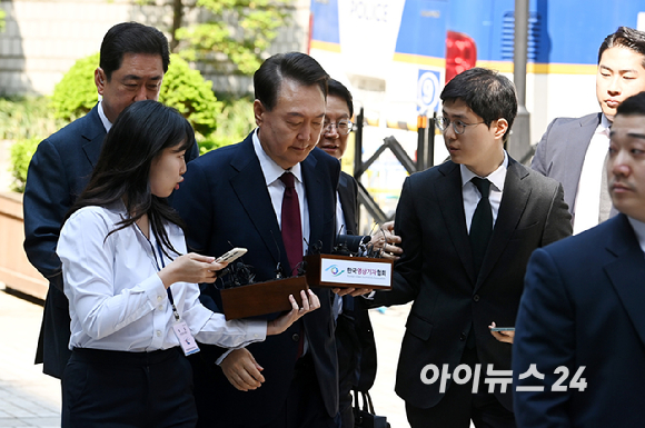 12·3 비상계엄 사태와 관련해 내란 우두머리 혐의 등으로 기소된 윤석열 전 대통령이 12일 서울 서초구 서울중앙지방법원으로 출석하고 있다. [사진=사진공동취재단]