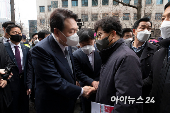 윤석열 국민의힘 대선후보가 15일 서울 영등포구 한국노총에서 열린 간담회에 참석중 한상균 권리찾기유니온 위원장에게 '일하는 사람 누구나 근로기준법' 개정 촉구 입법촉구서를 받고 있다. [사진=국회사진취재단]