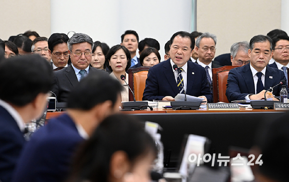 위철환 중앙선관위원장 직무대행이 26일 국회 행정안전위원회에서 열린 행정안전부, 중앙선거관리위원회 등에 대한 국정감사에서 질의에 답변하고 있다. [사진=곽영래 기자]