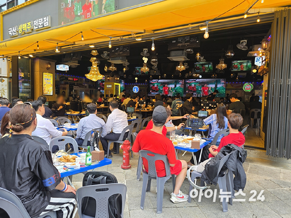 25일 오전 서울 종각역 인근 생맥주 전문점에서 시민들이 축구 경기를 관람하고 있다. [사진=구서윤 기자]
