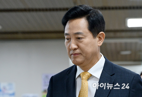 '명태균 여론조사비 대납 의혹'으로 기소된 오세훈 서울시장이 2일 서초구 서울고등법원에서 열린 정치자금법 위반 혐의 항소심 결심공판에 출석하고 있다. [사진=곽영래 기자]