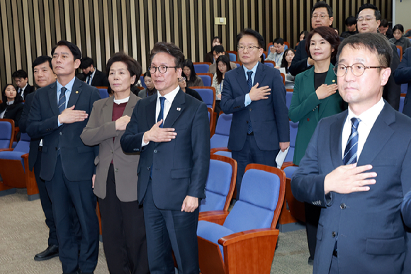 더불어민주당이 조희대 대법원장에 대한 탄핵을 두고 의견을 수렴하겠다고 밝힌 19일 조 대법원장이 서울 서초구 대법원에서 퇴근하고 있다. 2026.10.19 [사진=연합뉴스]