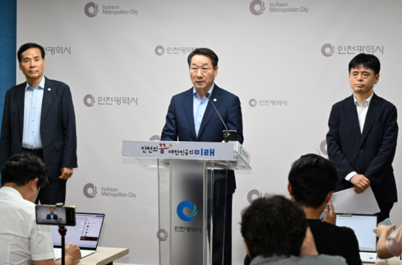 유정복 인천광역시장이 22일 시청 브리핑룸에서 백령·대청·소청도 유네스코 세계 지질 공원 지정 추진 일시 중단 관련 입장을 발표하고 있다. [사진=인천시]