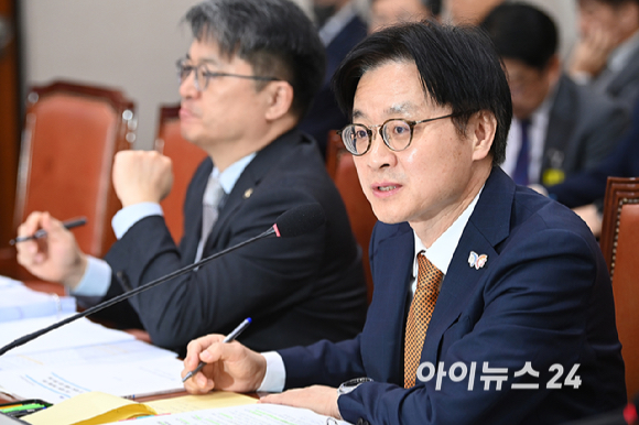 김정관 산업통상부 장관이 24일 서울 여의도 국회 산업통상자원중소벤처기업위원회에서 열린 국정감사에서 의원 질의에 답변하고 있다. [사진=곽영래 기자]