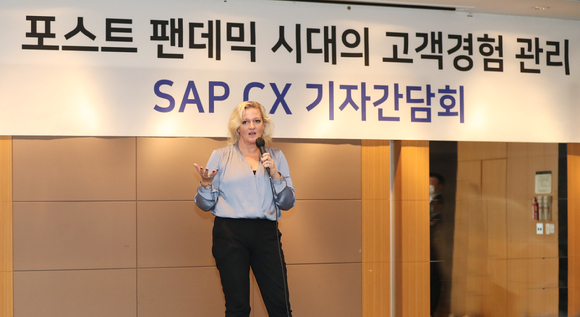 젠 베일린(Jen Bailin) SAP 고객경험 최고매출책임자가 6일 인터컨티넨탈 서울 코엑스에서 '포스트 팬데믹 시대의 고객경험 관리'를 주제로 개최한 기자간담회에서 발표하고 있다. [사진=SAP코리아]