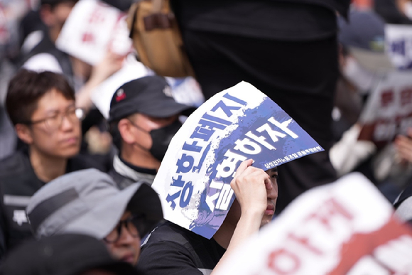 삼성전자 노조 조합원 4만 여명이 23일 경기 평택시 고덕 삼성로 일대를 가득 메우고 총궐기대회를 하고 있다. [사진=삼성그룹 초기업노조 삼성전자 지부]