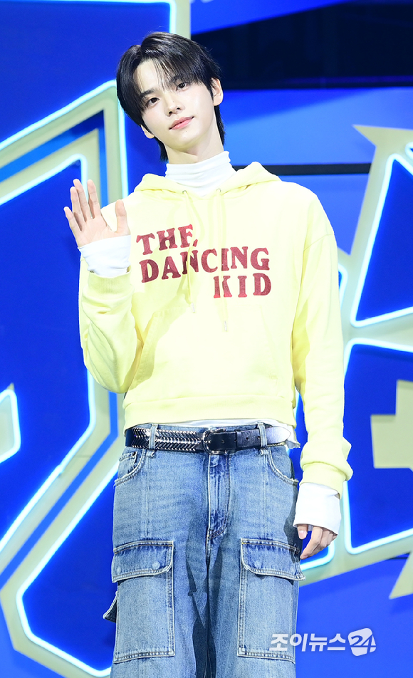 그룹 투어스 신유가 13일 오후 서울 광진구 예스24라이브홀에서 열린 투어스(TWS) 네 번째 미니앨범 'play hard' 발매 쇼케이스에 참석하고 있다. [사진=정소희 기자]