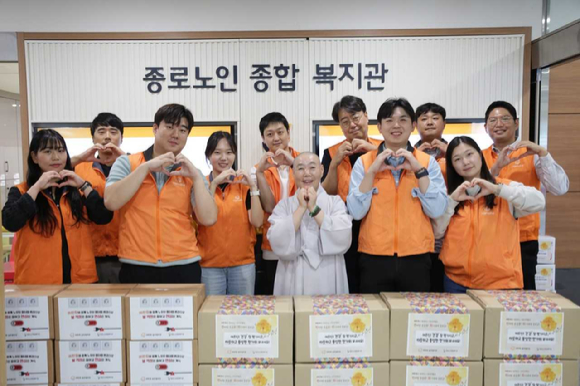 ㈜한화 글로벌부문 임직원 봉사단이 종로노인 종합 복지관에 추석 맞이 선물세트를 전달한 후 기념사진을 촬영하고 있다. [사진=㈜한화]