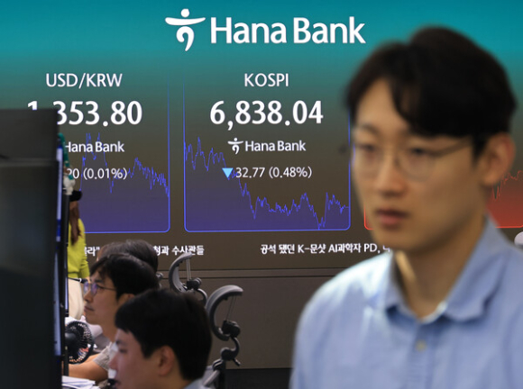 30일 장 마감 후 서울 중구 하나은행 딜링룸 [사진=연합뉴스]