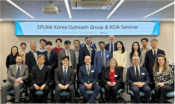 13일 서울 종로구에 위치한 한국화학산업협회 회의실에서 개최된 탄소중립협력단 국제기술교류회 행사에서 주요 참석자들이 기념사진을 촬영하고 있다. [사진=한국화학산업협회]