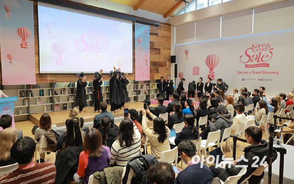 이부진 한국방문의해위원장과 김대현 문화체육관광부 2차관이 17일 서울 명동 커뮤니티하우스 마실에서 열린 '2026 코리아그랜드세일' 개막식 세리머니를 하고 있다. 왼쪽부터 하성진 K타이거스, 에르난데스 히메네스 셀레스테(외국인 관광객), 김 2차관, 이 위원장, 듀송 바스티엔(외국인 관광객). [사진=정소희 기자]