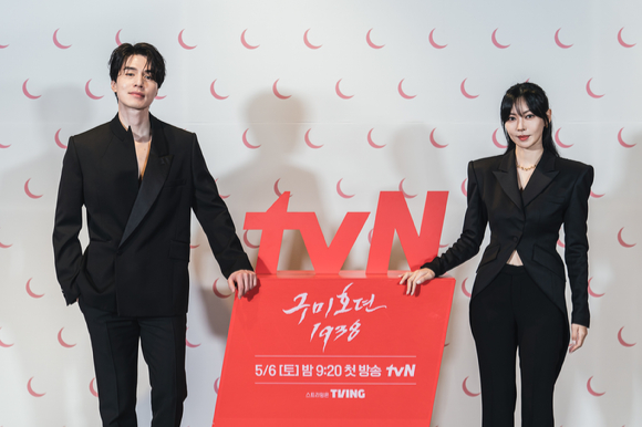 배우 이동욱과 김소연이 3일 온라인으로 진행된 tvN 새 토일드라마 '구미호뎐1938' 제작발표회에 참석하고 있다. [사진=tvN]