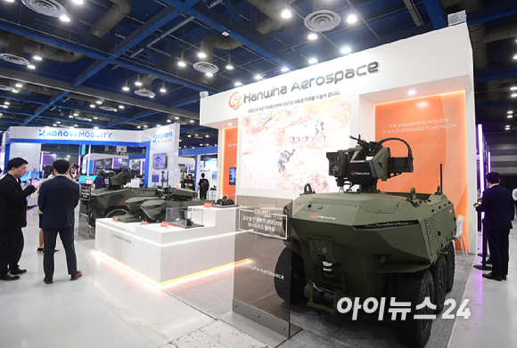 25일 서울 강남구 코엑스에서 열린 '2026 무인이동체 X 민군협력 엑스포'에서 한화에어로스페이스 부스에 지상 무인체계인 아리온스멧 등이 전시되어있다. [사진=정소희 기자]