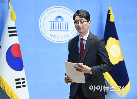 주진우 국민의힘 의원이 24일 오전 서울 여의도 국회 소통관에서 당대표 출마선언 기자회견을 마친 뒤 회견장을 나서고 있다. [사진=곽영래 기자]