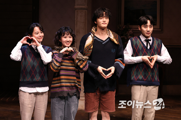 배우 김주연, 김단이, 최정우, 김시유가 19일 오후 서울 종로구 동숭동 대학로티오엠에서 진행된 연극 '오펀스' 프레스콜에 참석해 포즈를 취하고 있다. [사진=문수지 기자]