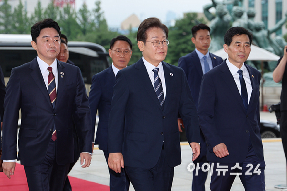 이재명 대통령이 26일 서울 여의도 국회에서 열린 추가경정예산안 시정연설을 위해 본관으로 들어서고 있다. [사진=국회사진기자단]
