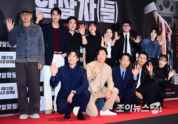 (왼쪽 윗줄부터 시계방향) 허진호 감독-배우 이민호-배성우-엄지원-최유리-김대명-심은경-류혜영-박훈-박지환-유해진-박해일이 21일 서울 송파구 롯데시네마 월드타워에서 열린 영화 '암살자(들)'(감독 허진호) VIP 시사회에 참석하고 있다. [사진=정소희 기자]
