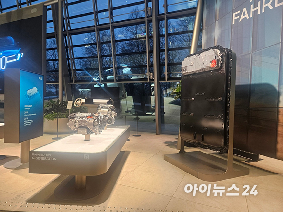 BMW 벨트 전시장 내부에 전시된 차세대 전기차 플랫폼 '노이에 클라쎄' [사진=설재윤 기자]