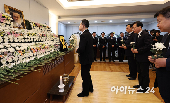 국민의힘 장동혁 대표와 송언석 원내대표 등 지도부가 30일 오전 서울 종로구 서울대학교병원 장례식장에 마련된 故 이해찬 전 국무총리의 빈소를 찾아 조문하고 있다. [사진=사진공동취재단]