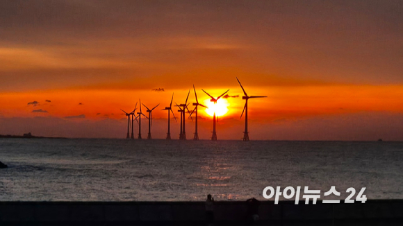 학암포에서 바라본 태안화력발전소. 정부는 11차 전기본에서 석탄발전소를 LNG, 암모니아 혼소 등으로 전환해 운영하겠다는 계획을 내놓은 바 있다. [사진=정종오 기자]