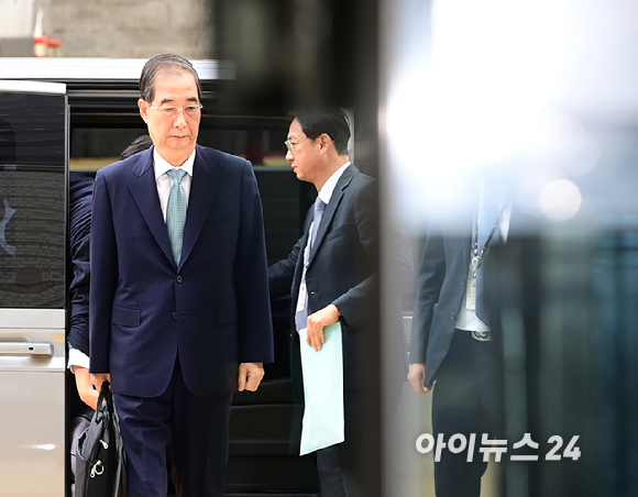 한덕수 전 국무총리가 27일 오후 서울중앙지법에 내란 우두머리 방조, 위증, 허위공문서 작성 등의 혐의로 구속 전 피의자 심문(영장실질심사)을 받기 위해 출석하고 있다. [사진=정소희 기자]