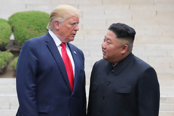 지난 2019년 6월 판문점 군사분계선 북측 지역에서 만나 인사한 뒤 남측 지역으로 이동하는 트럼프 대통령(왼쪽)과 김정은 위원장. [사진=연합뉴스]