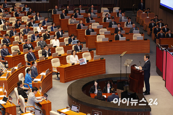 김민석 국무총리 후보자가 25일 서울 여의도 국회에서 열린 인사청문회에 출석해 이마를 만지고 있다. 2025.6.25 [사진=연합뉴스]