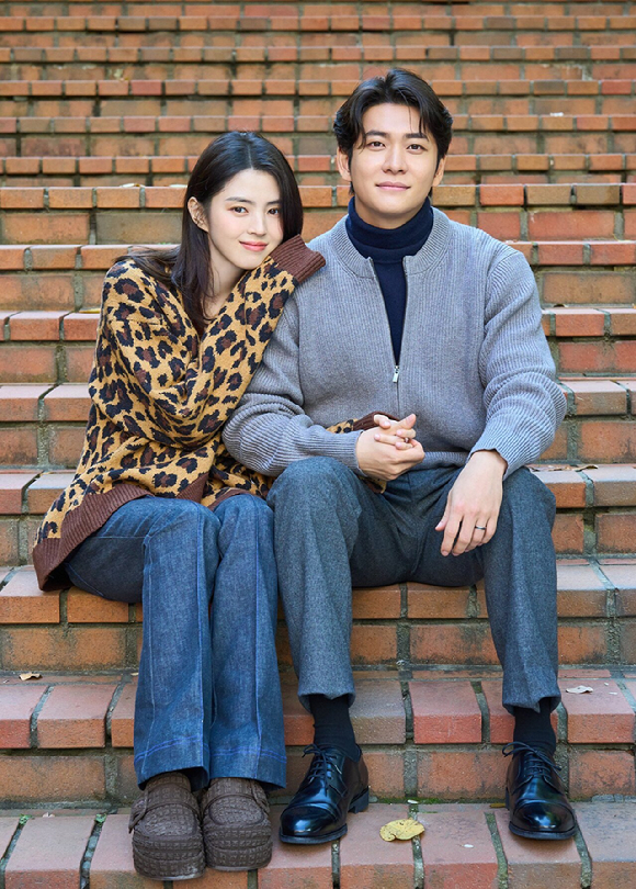 배우 한소희, 강태오가 '인턴'에서 부부로 호흡을 맞추고 있다. [사진=워너브러더스코리아㈜, Blue17]