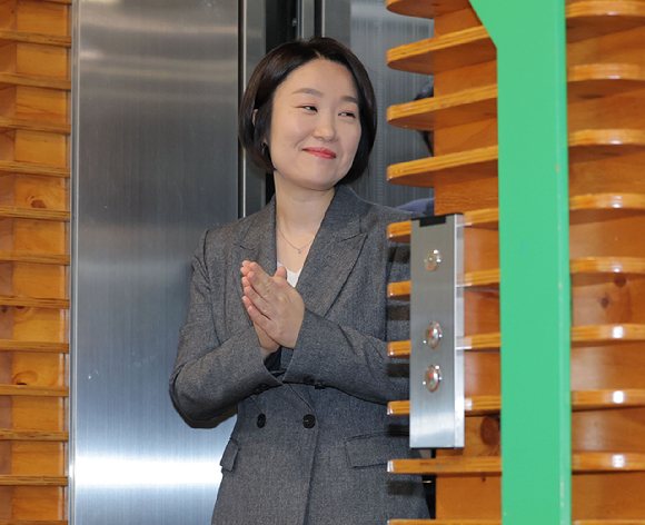 이소영 중소벤처기업부 장관 후보자가 8일 서울 여의도 소상공인연합회를 방문한 뒤 건물을 나서고 있다. 2026.9.8 [사진=연합뉴스]
