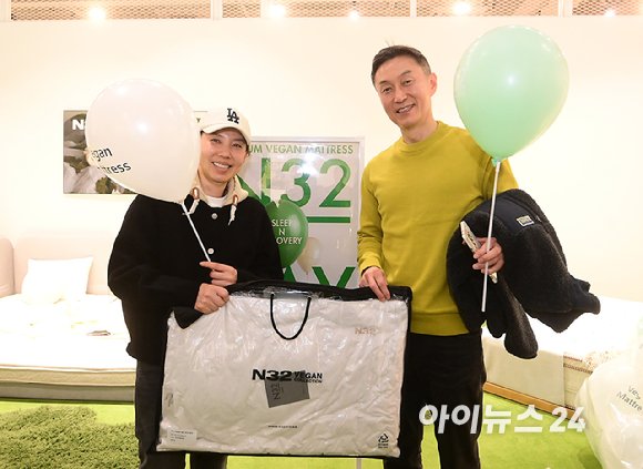 프리미엄 비건 매트리스 N32가 3월 2일 첫 'N32 데이' 행사를 개최했다. 2일 경기도 용인 기흥구 고매동 리빙파워센터 내 N32 스튜디오 기흥점에서 'N32 데이' 럭키드로우 행사에서 1등에 당첨된 김지현 씨(왼쪽)가 상품인 'N32 아이슬란드 씨셀&trade; 화이버 필로우'를 들고 미소 짓고 있다. [사진=정소희 기자]