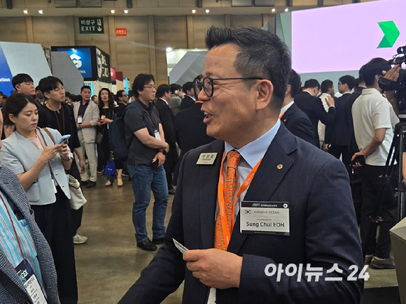 주원호 HD현대중공업 특수선사업부대표가 28일 부산 벡스코에서 개막한 '국제 해양방위산업전(MADEX 2025)'에서 인터뷰를 진행하고 있다. [사진=최란 기자]