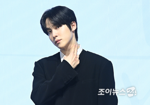 에이티즈 윤호가 5일 오후 서울 여의도 페어몬트 엠버서더 서울에서 열린 미니 13집 '골든 아워 : 파트 4(GOLDEN HOUR : Part.4)' 발매 기념 기자간담회에서 포즈를 취하고 있다. [사진=곽영래 기자]