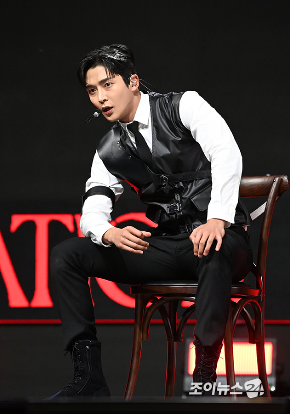 그룹 에스에프나인(SF9) 로운이 22일 오후 서울 광진구 예스24라이브홀에서 열린 SF9 열 번째 미니앨범 '루미네이션(RUMINATION)' 발매 쇼케이스에서 타이틀곡 무대를 선보이고 있다. [사진=정소희 기자]