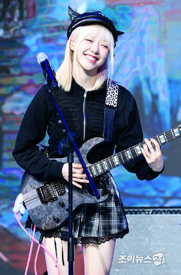 밴드 레이턴시 지지원이 18일 오후 서울 마포구 상암동 쇼킹케이팝센터에서 열린 레이턴시(LATENCY) 첫 미니앨범 '레이트 오'클락'(LATE O'CLOCK) 쇼케이스에서 무대를 선보이고 있다. [사진=정소희 기자]