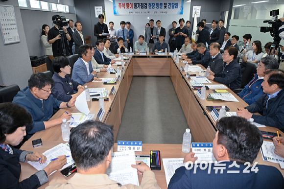 정청래 더불어민주당 대표가 25일 추석맞이 물가점검을 위해 서울 송파구 가락동 농수산물도매시장을 방문하고 있다. 왼쪽부터 문영표 서울시농수산식품공사 사장, 정 대표, 송미령 농림축산식품부 장관, 전현희 더불어민주당 최고위원. [사진=국회사진기자단]