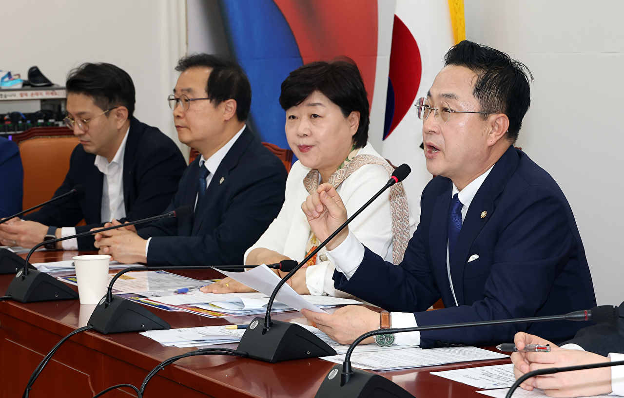 19일 국회에서 열린 '윤석열 정권 정치검찰 조작기소 의혹 사건 진상규명 국정조사특별위원회' 소속 더불어민주당 기자간담회에서 박성준 간사가 쌍방울 대북 송금 사건과 관련한 설명을 하고 있다. 2026.4.19 [사진=연합뉴스]