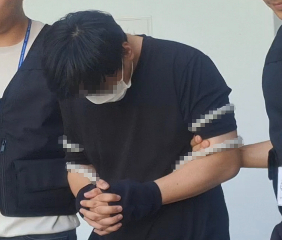 실종사건 허위 종결 혐의로 전날 긴급체포된 제주 A 경장이 지난 23일 오후 제주동부경찰서 유치장을 나와 호송차로 이동하고 있다. [사진=연합뉴스]