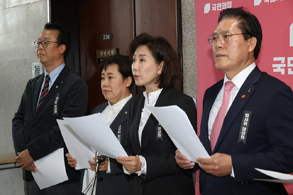나경원 의원 등 국민의힘 법사위원들이 24일 서울 여의도 국회에서 법제처장 사퇴촉구 기자회견을 하고 있다. 2025.10.24 [사진=연합뉴스]