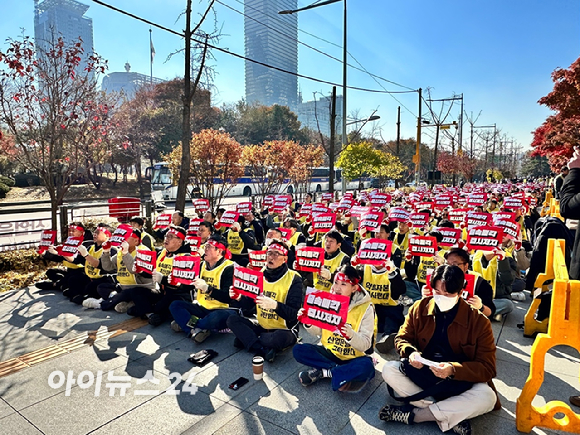 민주노총 전국사무금융서비스노조 HMM지부(육상노조)와 HMM해원연합노조(선원노조)가 21일 서울 여의도 산업은행 앞에서 'HMM노동조합 전체 조합원 궐기대회'를 하고 있다.  [사진=양호연 기자]