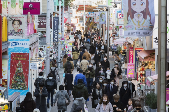 일본 도쿄 거리를 마스크를 쓴 사람들이 걷고 있다. [도쿄=AP/뉴시스] [사진=뉴시스]