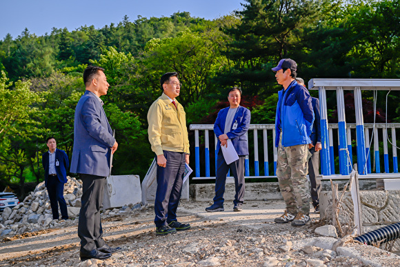 지난 9일 전진선 양평군수가 수해 복구 현장을 방문해 진행 상황을 점검하고 있다. [사진=양평군]